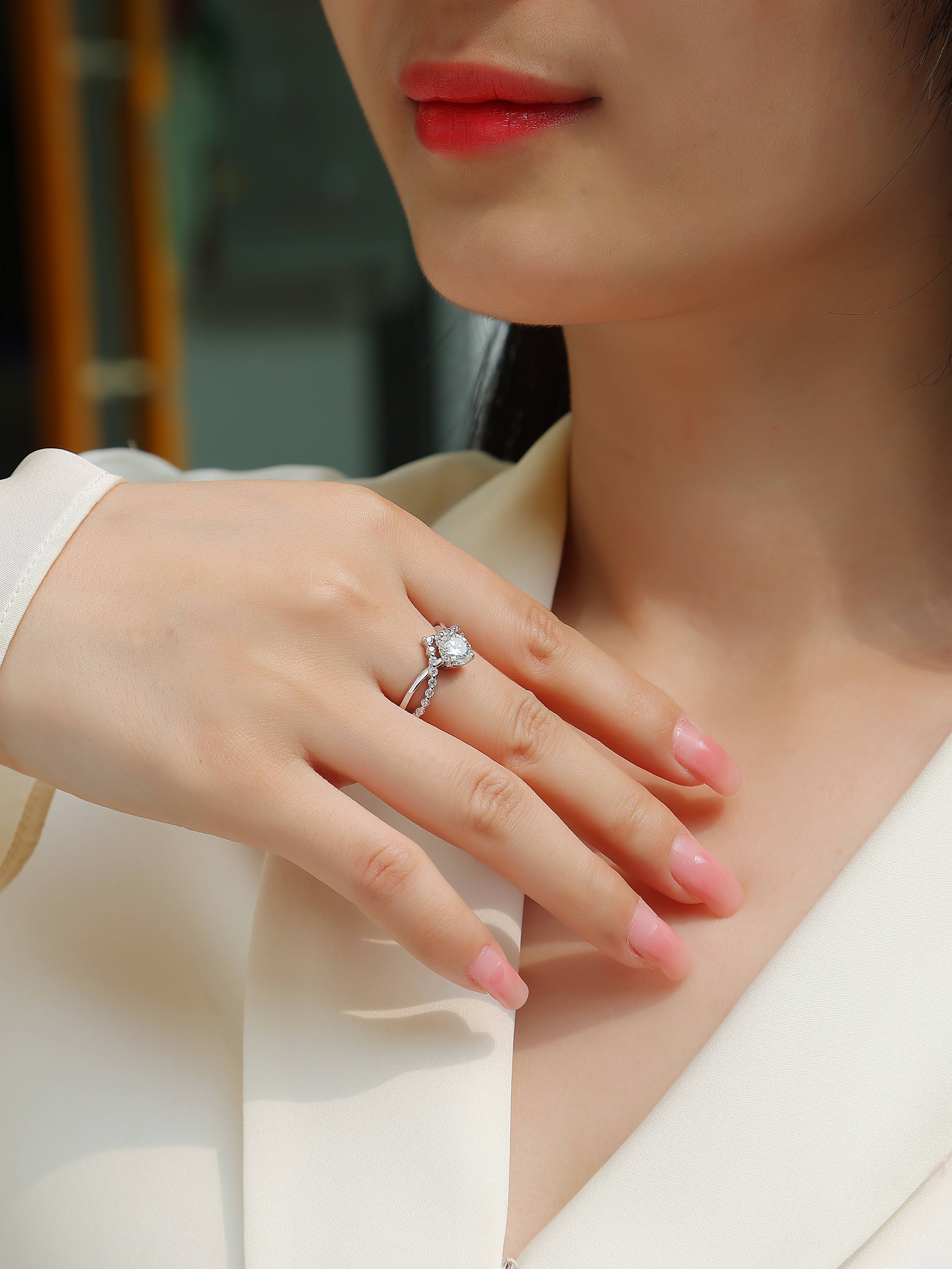 The Crown Of Love - Set With 1-carat Top-quality Moissanite S925 Silver And Platinum-plated Diamond Wedding Ring. The Ring Can Be Inspected With A Diamond Pen