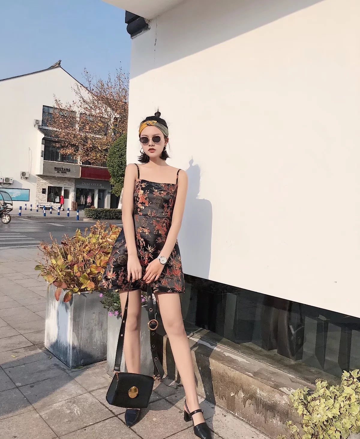 Sexy Embroidery Floral Women Dress Kylie Jenner Strapless women party dress Short Chinese Style satin dress vestido vintage Robe