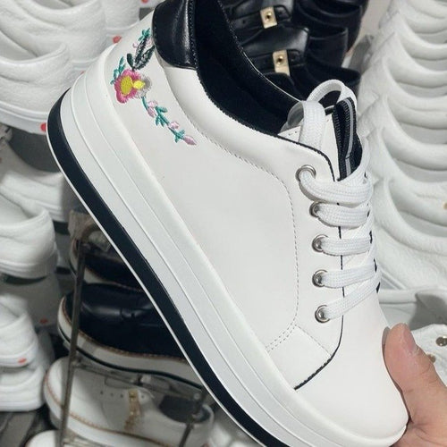Blommig broderad platåsneaker