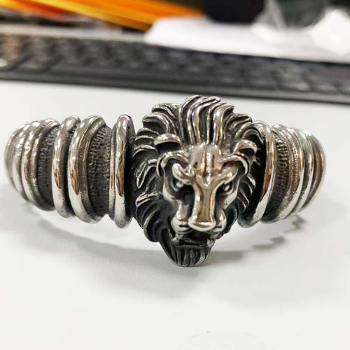 Armband i rostfritt stål med lejon